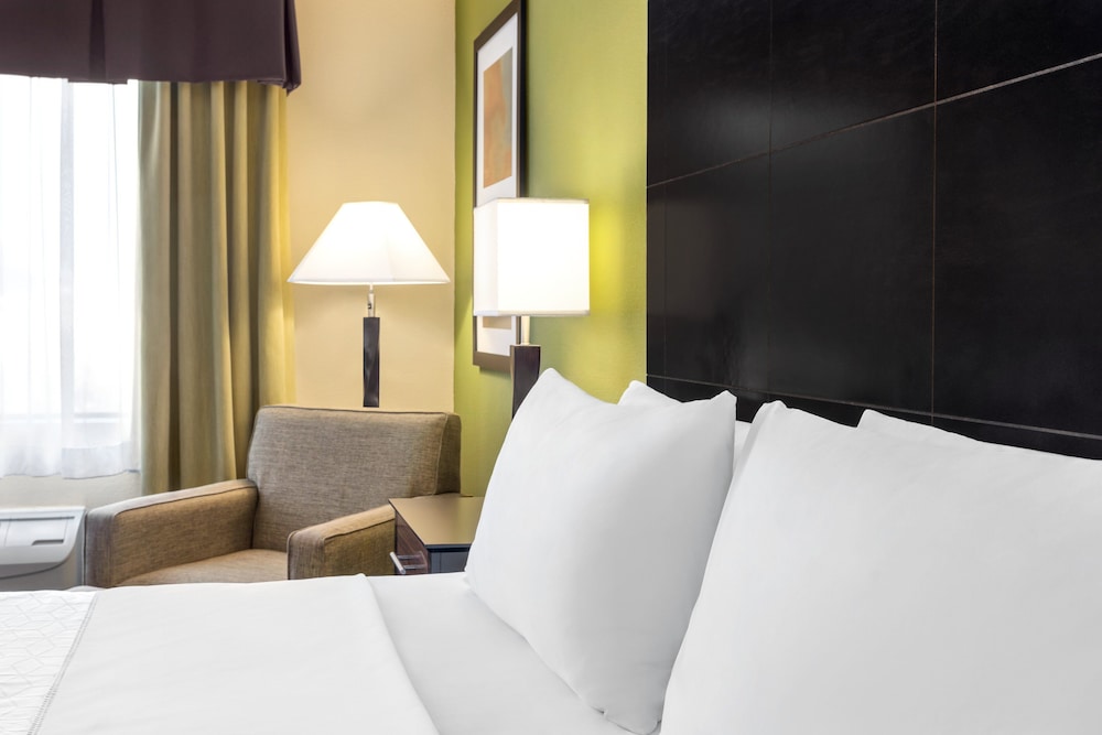 Holiday Inn Express Hotel & Suites Edmond by IHG - photo 31