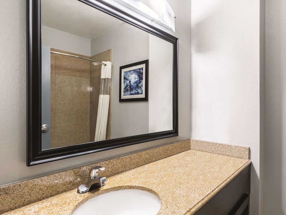La Quinta Inn & Suites by Wyndham Houston Clear Lake NASA - photo 12