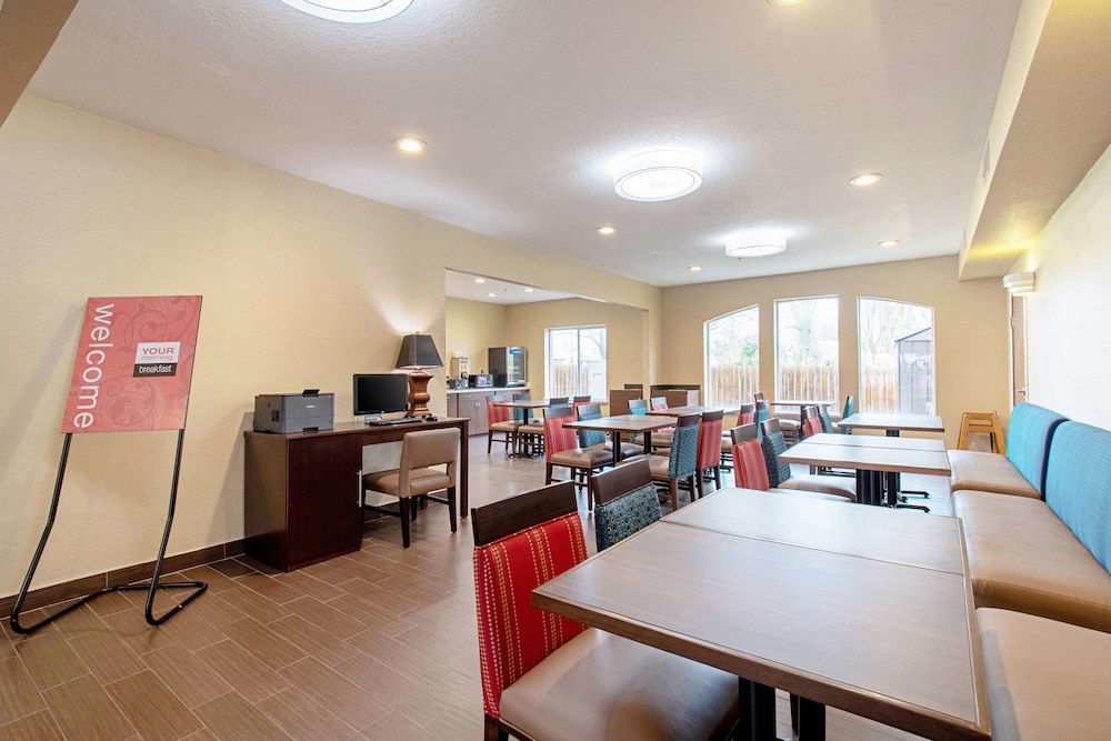 Comfort Inn and Suites Fredericksburg - photo 25