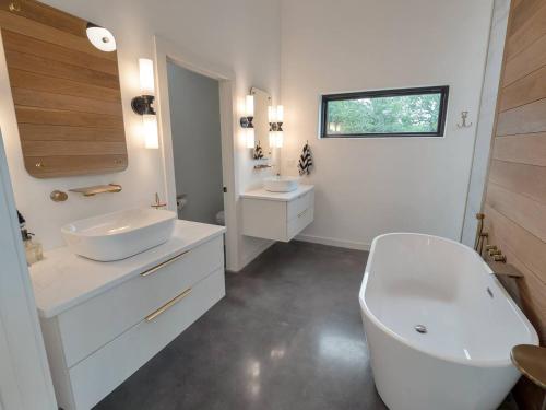 Luxury Lakeview Retreat in Canadian, United States