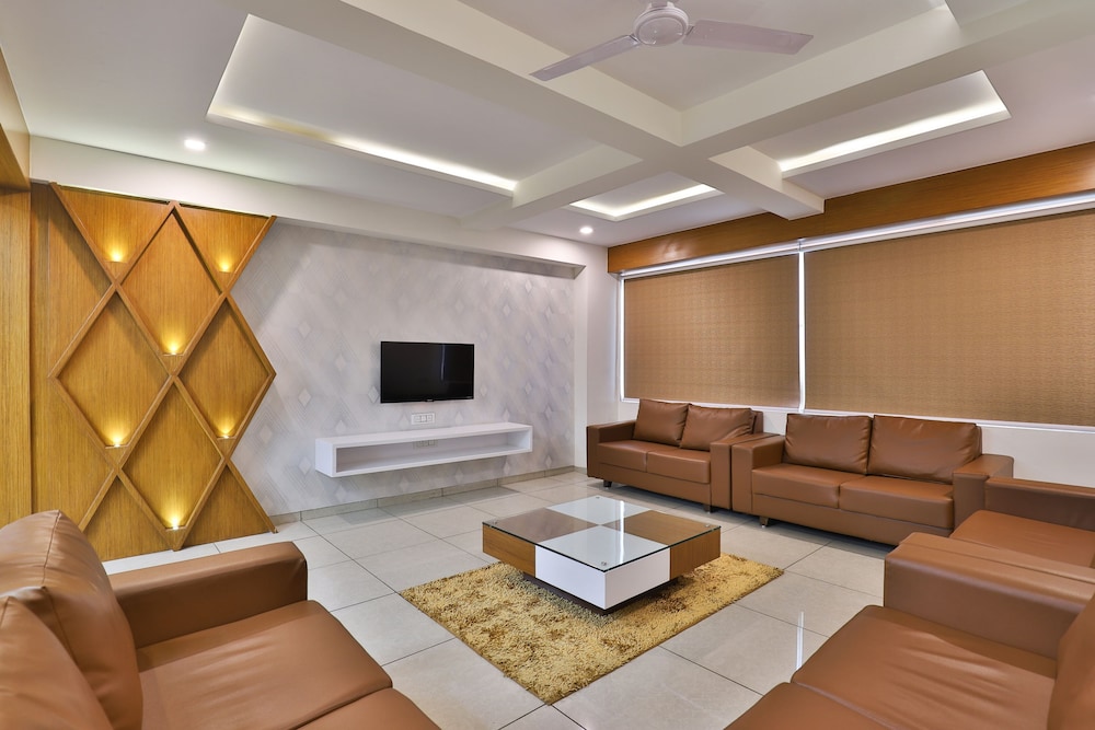 Capital O 29562 Hotel Luxura in Sanand, India