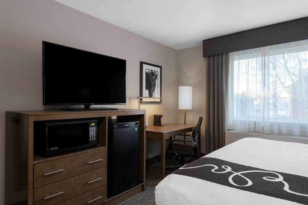 La Quinta Inn & Suites by Wyndham Anchorage Airport - photo 10