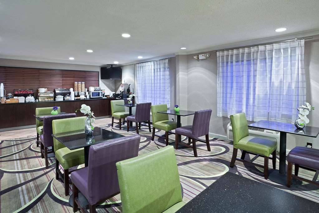 La Quinta Inn & Suites by Wyndham Cleveland Macedonia - photo 53