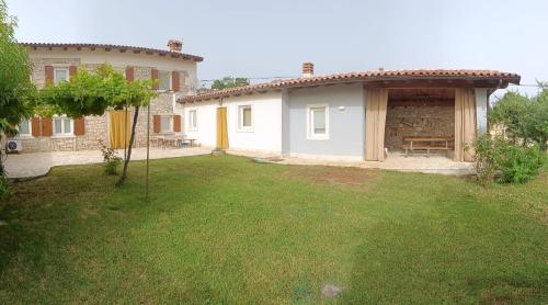 Casetta Con Giardino E Portico - carbon neutral hotel in Galizana