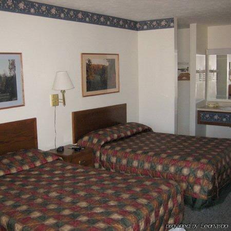 Economy Inn & Suites Cedar Lake - photo 7