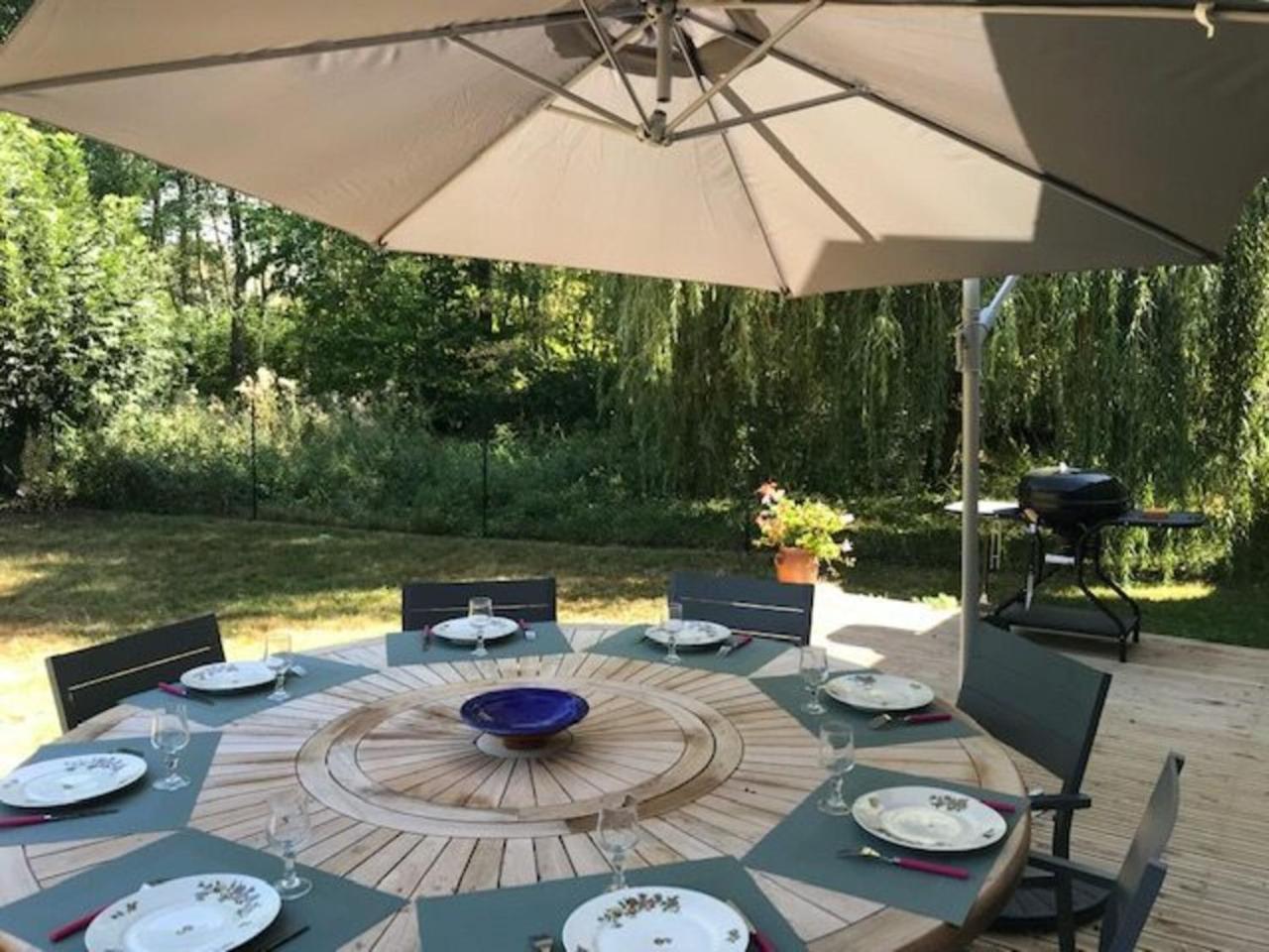 Demeure Charmante Bordant L'indre Avec Piscine Velos Barque Canoe Pedalo Et Coin Peche. Fr 1 591 153 — hotel in Ardentes