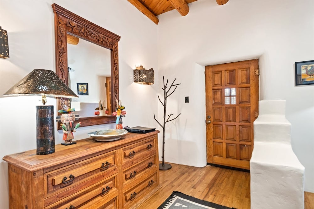 Amor Historic Adobe in the Heart of The Railyard and Downtown Santa Fe Hot Tub - photo 2
