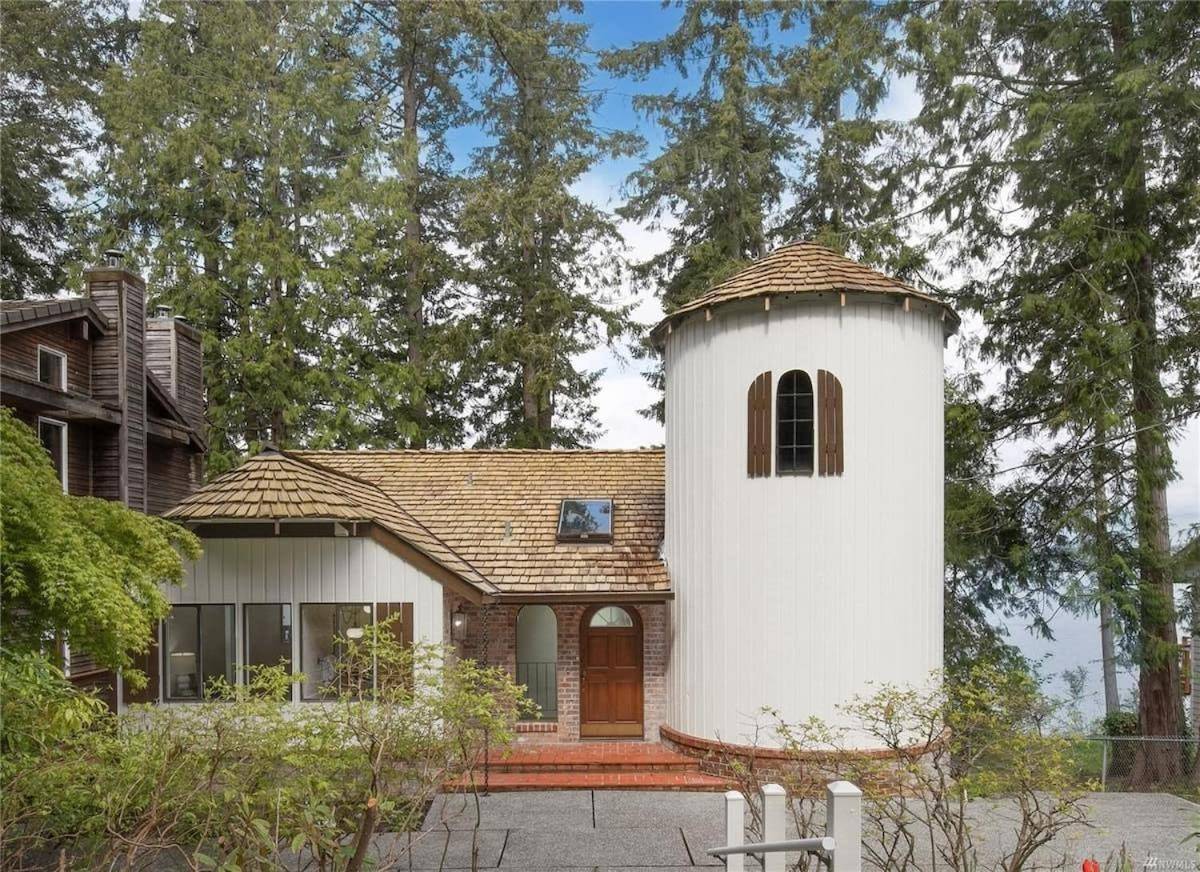 Fairyland Cottage Waterfront Beach Kayak Hot tub — 4-Star Luxury Hotel in Poulsbo, United States