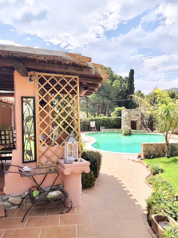 Guest House Villa Verde Short Term Room Rentals — 4-Star Luxury Hotel in Maracalagonis, Italy