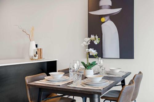 Modern Penthouse 3 Bed & 2 Bath Skytower View Pool — 4-Star Luxury Hotel in Auckland, New Zealand