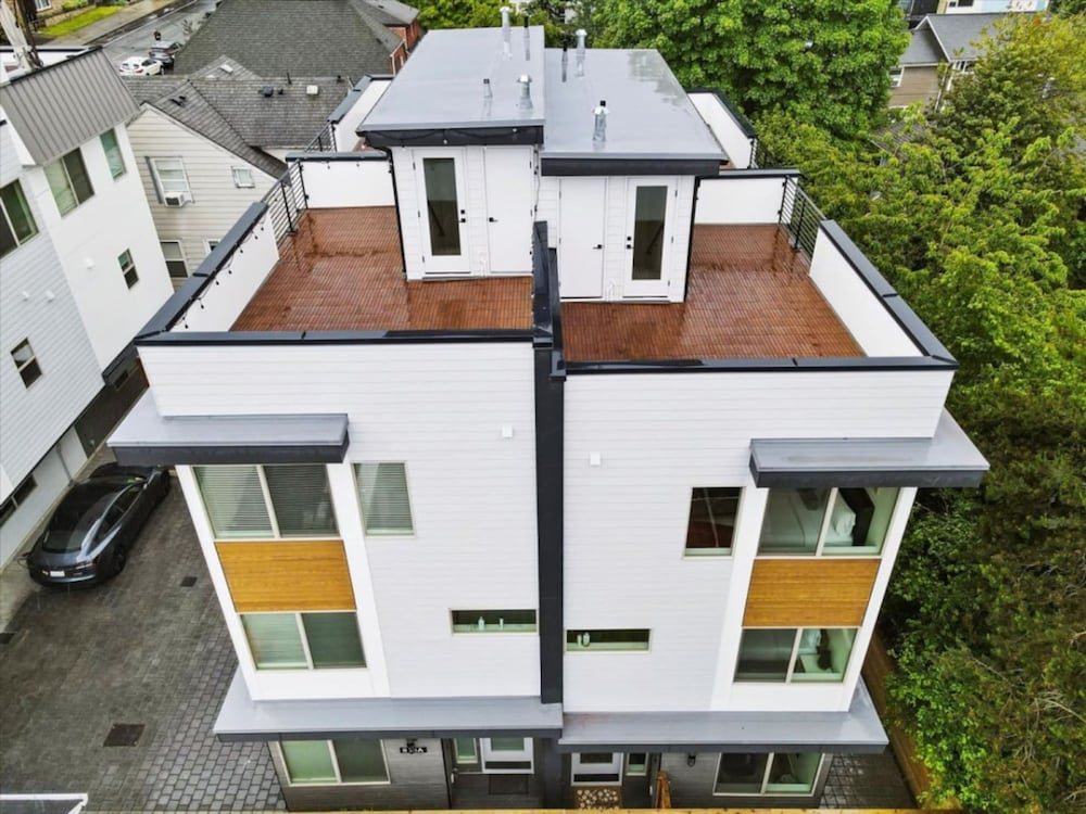 3Br 2.5Ba Rooftop View Green Lake Hideaway - photo 26