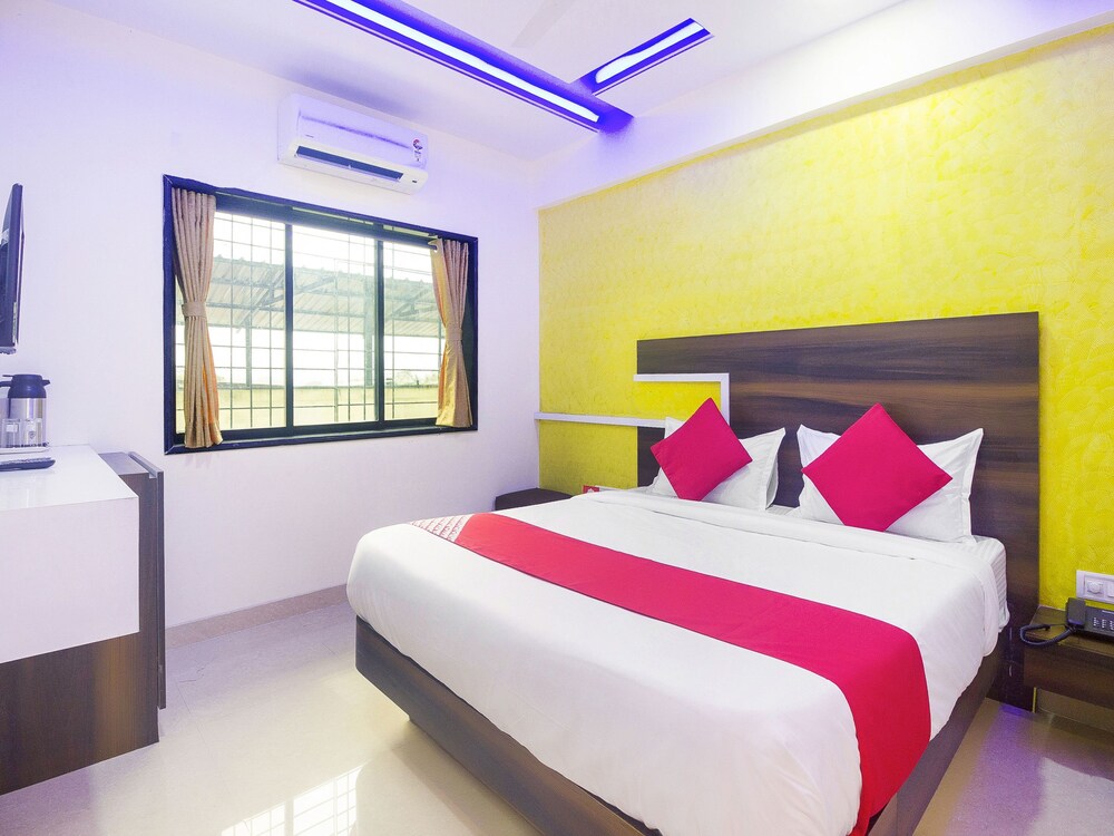 Oyo 15982 Hotel Samrat Palace — Khopoli
