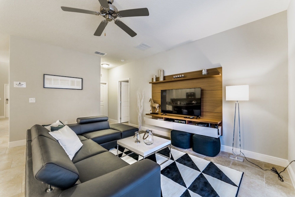 5369 Oakbourne in Davenport, United States