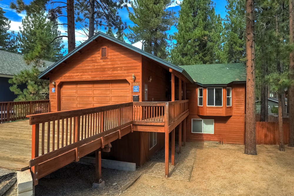 Montgomery Estates Bliss Hot Tub Pets Family Fun — South Lake Tahoe