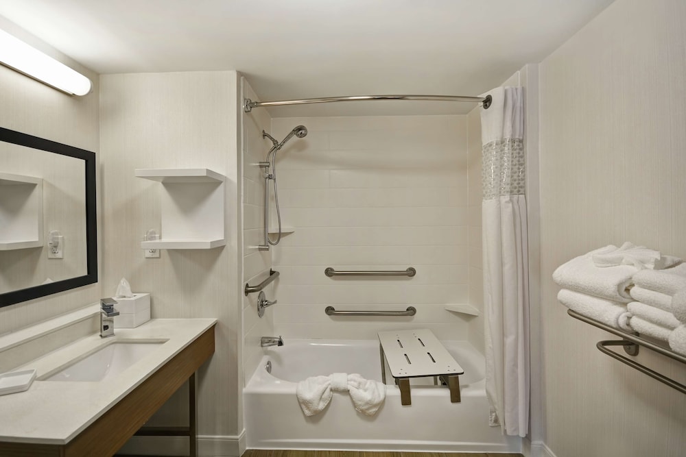 Hampton Inn Auburn - photo 16