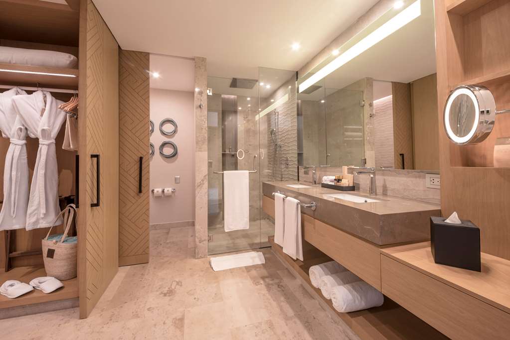 Haven Riviera Cancun SCL JRS OCF BATHROOM