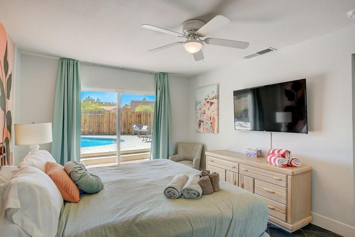 Pool & Hot Tub Centrally Located Less Than 3 Miles To the Strip