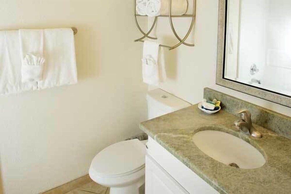 Legacy Harbour Hotel & Suites - photo 12