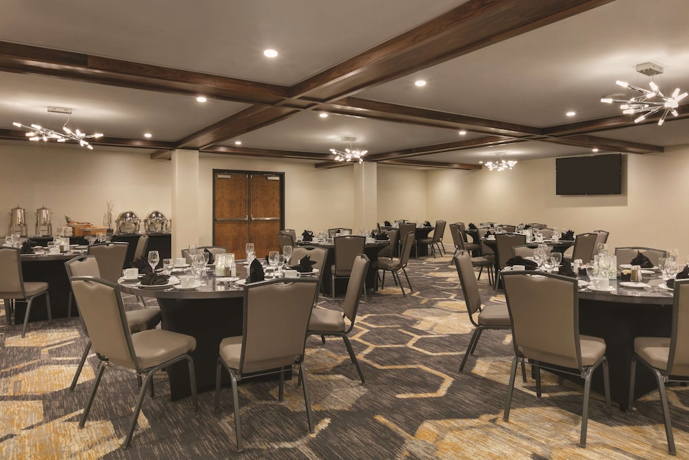Embassy Suites by Hilton Richmond - photo 42