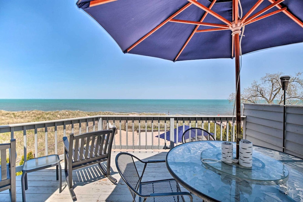 Lakefront Family Retreat with Grill Steps to Beach — 4-Star Luxury Hotel in Gary, United States