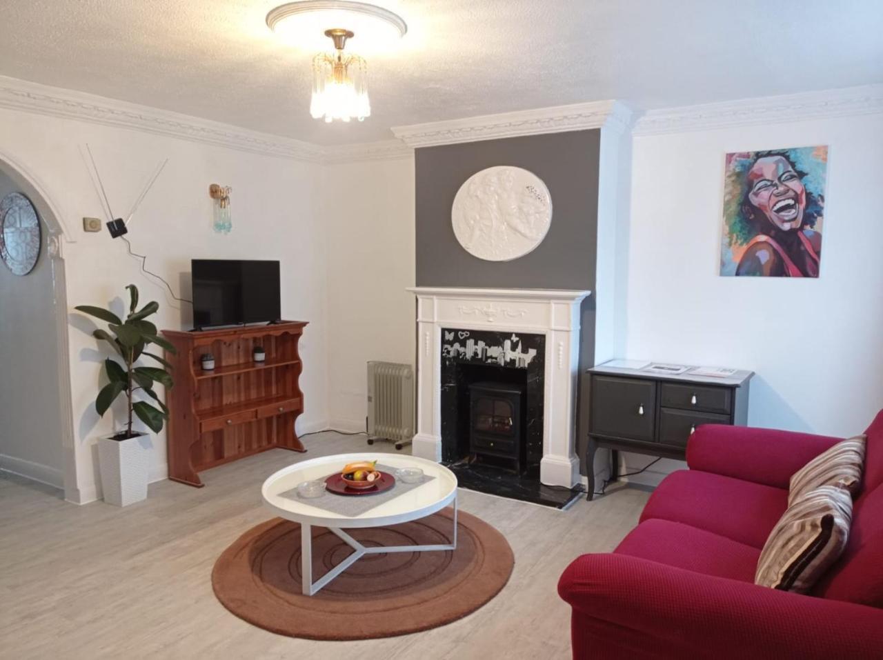 House Sleeps 8 Garden Parking — 4-Star Luxury Hotel in Romford, United Kingdom