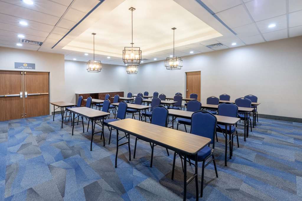 La Quinta Inn & Suites by Wyndham Dallas Frisco Stadium - photo 34