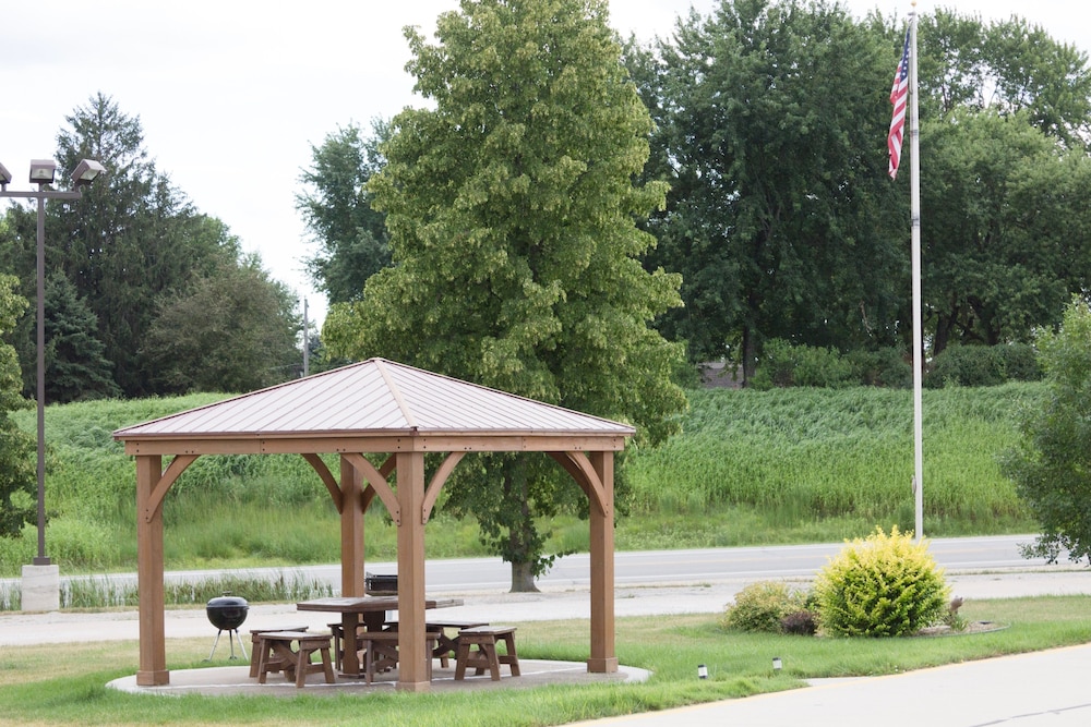 Hawkeye Motel - photo 27