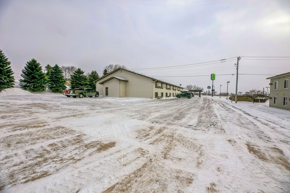 Hotel 8 Fergus Falls - photo 39