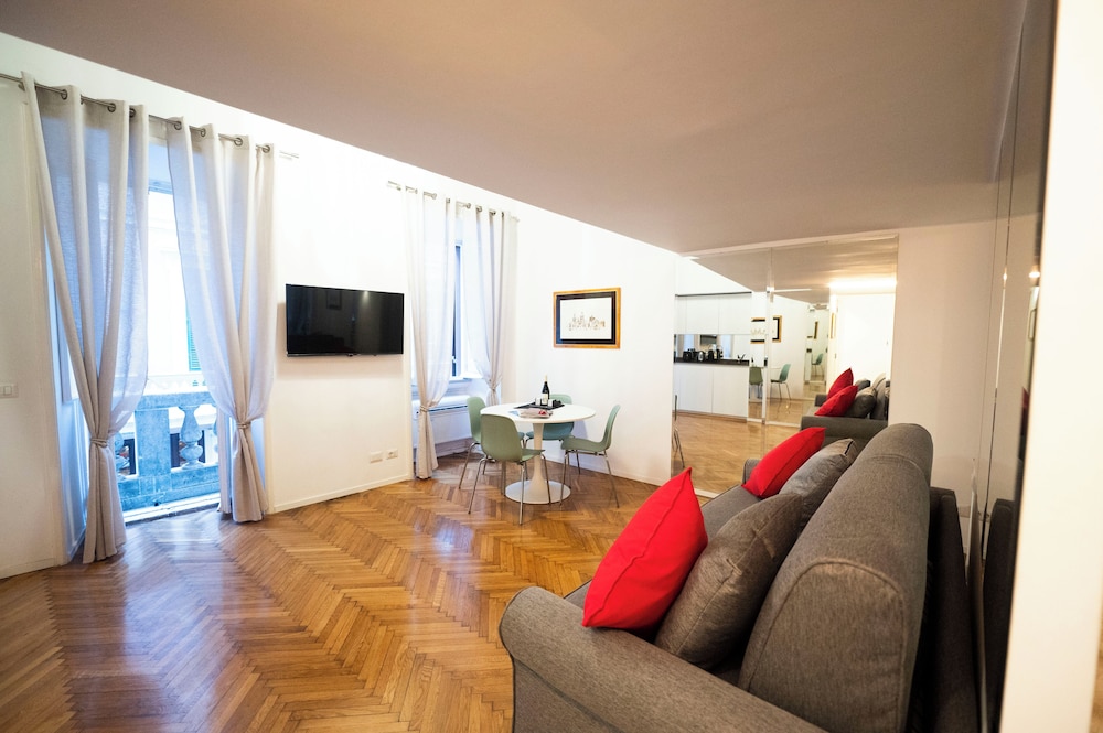 Spanish Steps Romantic Nest With Balcony — 4-Star Luxury Hotel in Rome, Italy