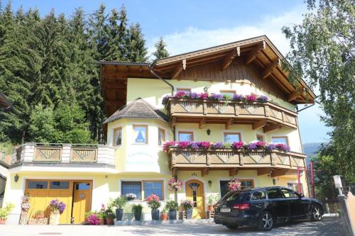 Landhaus Katharina bis 12 Personen mit Saunachalet und Blick auf die Bergwelt des Zillertals — 4-Star Luxury Hotel in Hippach, Austria