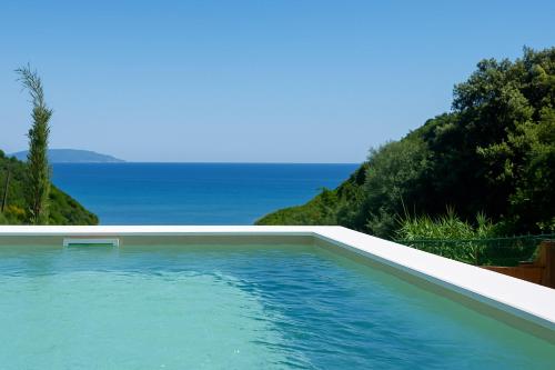 Divinum Mare Luxury Villa with Private Pool & Sea View just 200m from the Beach — 4-Star Luxury Hotel in Palaiochori, Greece