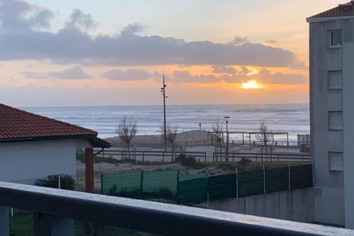 T2 Cabine Avec Terrasse Et Piscine in Mimizan, France