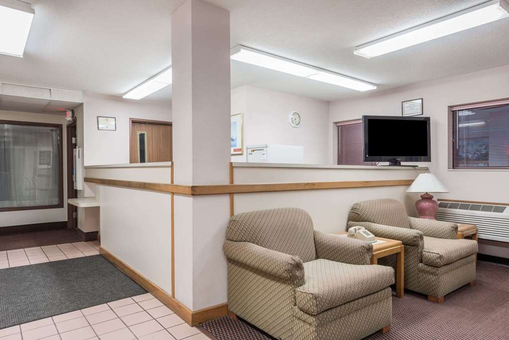 Super 8 by Wyndham Du Quoin - photo 3