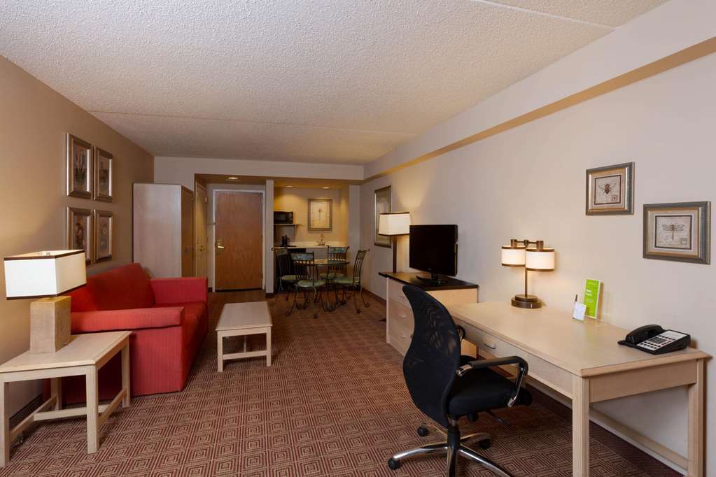 La Quinta Inn & Suites by Wyndham Garden City - photo 46