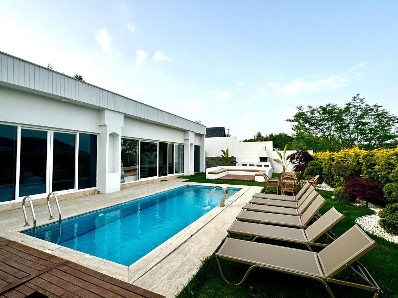 Sakarya Sapanca Memnuniye de 2 Oda 1 Salon Ozel Havuzlu Muhafazakar Somineli Jakuzili 6 Kisilik Tatil Villası in Sapanca, Turkey