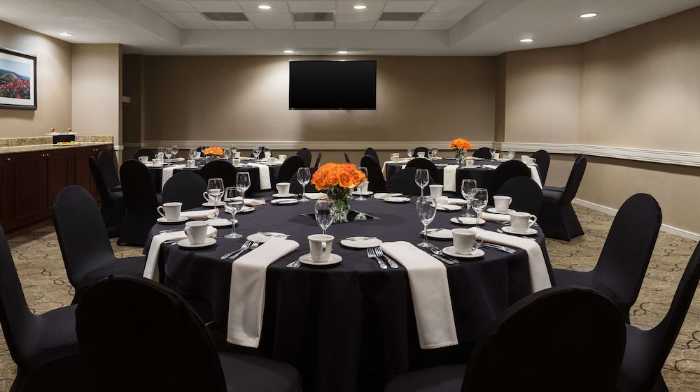 DoubleTree Suites by Hilton Hotel Cincinnati Blue Ash - photo 41