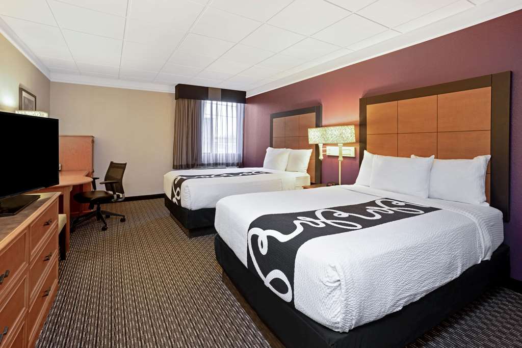 La Quinta Inn & Suites by Wyndham Tacoma Seattle - photo 2