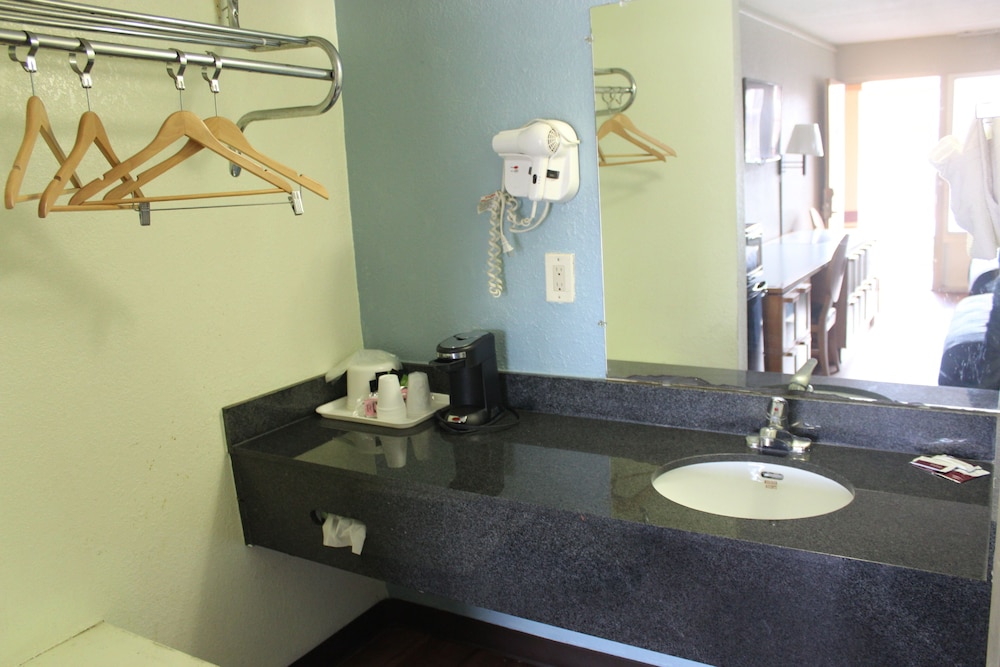 Tampa Inn Near Busch Gardens - photo 16
