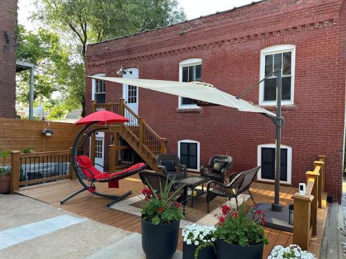 Historic Carriage House Near Attractions — 4-Star Luxury Hotel in Saint Louis, United States