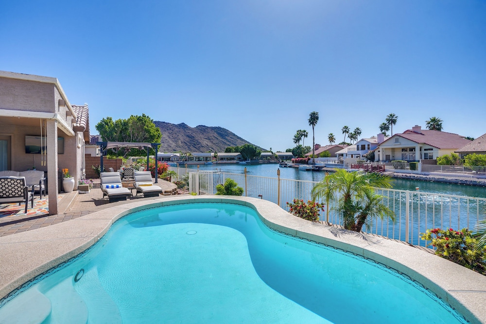 Lakefront Home with Outdoor Oasis in Glendale — 4-Star Luxury Hotel in Peoria, United States