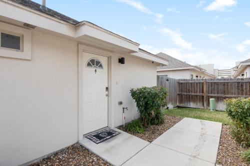 Stylish Furnished 2Bd 2Ba Apartment with Wifi Close to Shopping and Entertainment in McAllen Month to month contract on long term stays — 4-Star Luxury Hotel in Edinburg, United States
