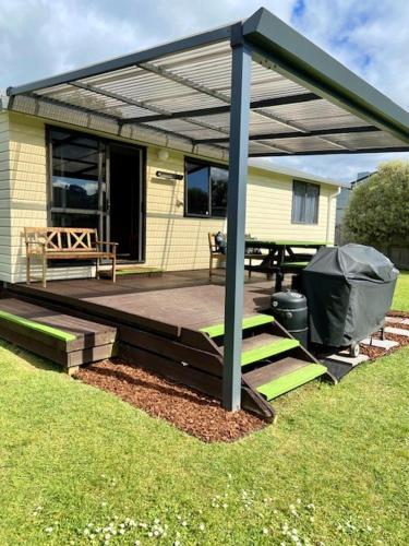 Relax Cabin Waihi Beach Holiday Home — 4-Star Luxury Hotel in Waihi Beach, New Zealand