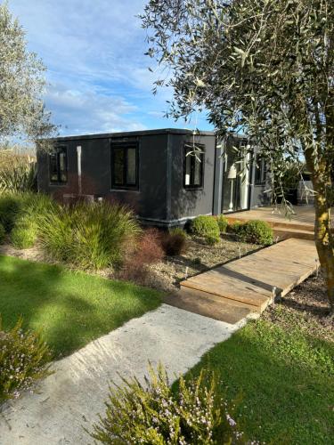Adorable little container house — 4-Star Luxury Hotel in Hastings, New Zealand