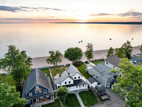 Park Entire Home Sleeps 21 — 4-Star Luxury Hotel in Sylvan Beach, United States