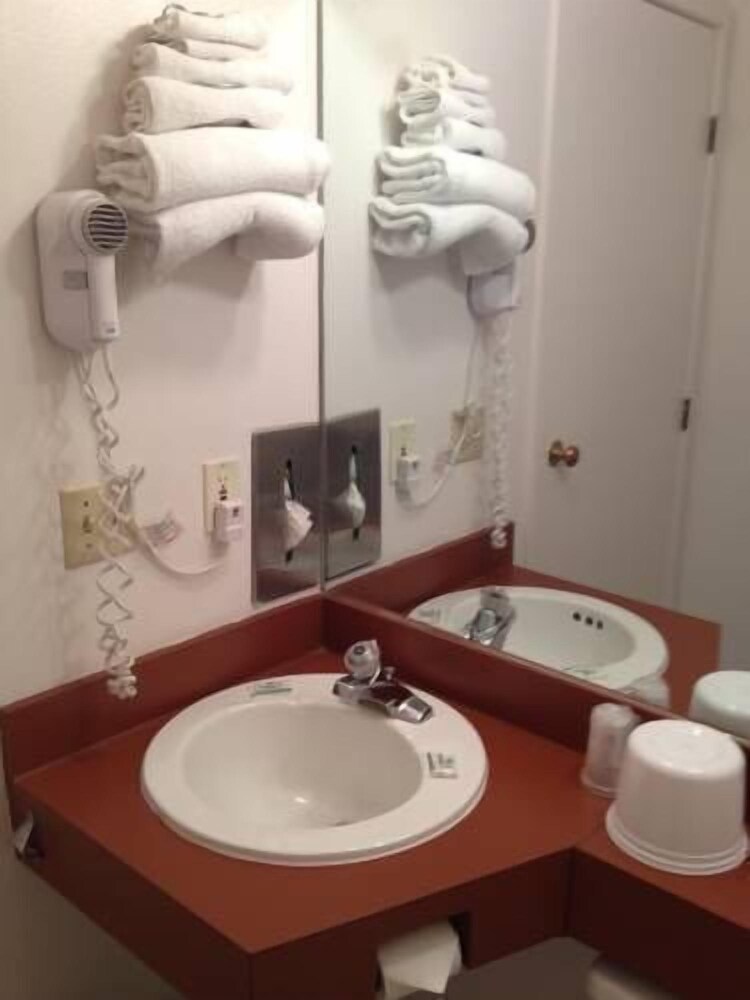 Cozy Cove Beachfront Resort Inn - photo 41
