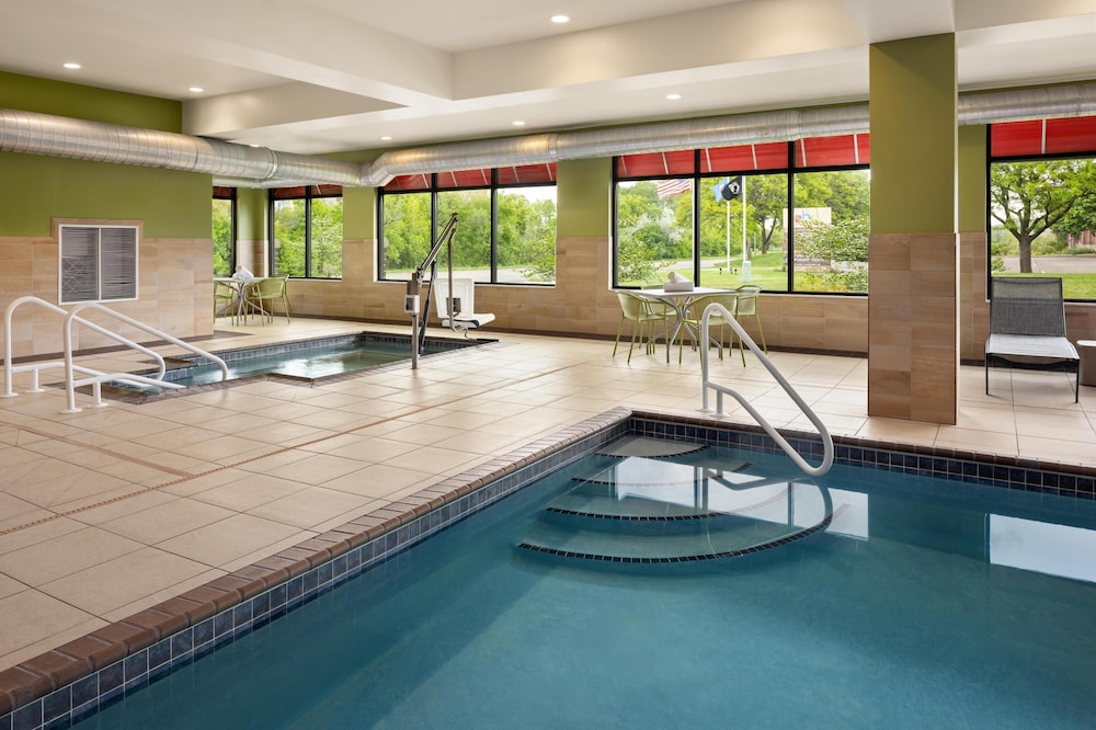 Hampton Inn Minneapolis Roseville - photo 28