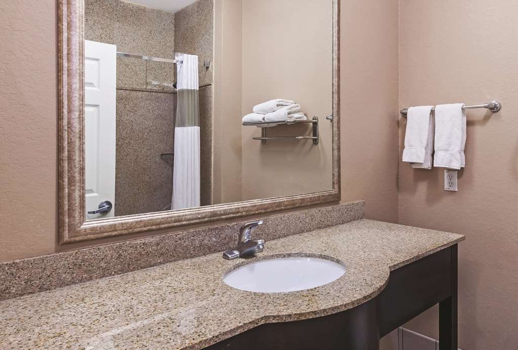 La Quinta Inn & Suites by Wyndham Pearland Houston South - photo 15