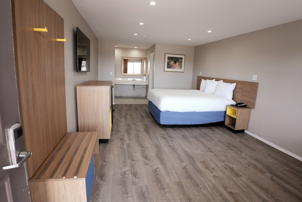 Days Inn by Wyndham Hemet - photo 21