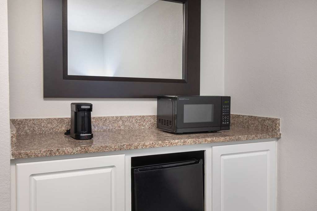 La Quinta Inn & Suites by Wyndham Atlanta Airport South - photo 11