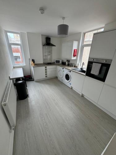 Theo apartment 150 meters from the winter gardens large groups welcome — 4-Star Luxury Hotel in Blackpool, United Kingdom